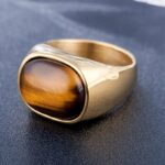 Anillo clásico con piedra de ojo de tigre