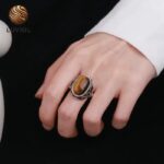 Anillo elegante con cabujón de ojo de tigre