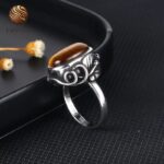 Anillo elegante con cabujón de ojo de tigre