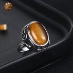 Anillo elegante con cabujón de ojo de tigre